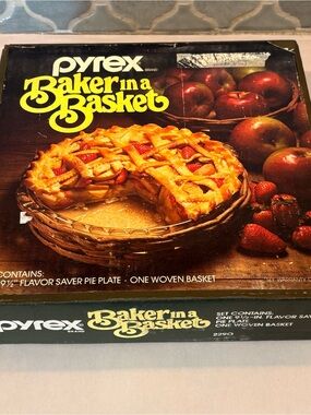 Vintage Pyrex Baker In A Basket 9.5" Pie Plate & Woven Holder Set 2290